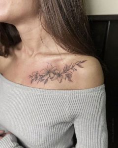 tatuaje clavicula flores