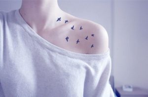 tatuaje en la clavicula con pajaros