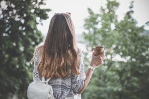 mujer con cabello teñido con barros para el pelo con canas